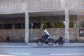 przyczepka rowerowa thule chariot cross  na ulicy.jpg