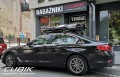 BMW seria 5 z boksem dachowym Taurus Strike 440.jpg
